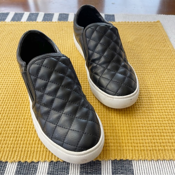 STEVE MADDEN ECENTRCQ BLACK QUILTED FAUX LEATHER SLIP ON SNEAKER - Picture 11 of 12